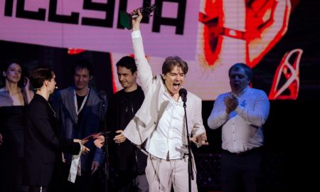 Арсений Московский получает главную награду Фестиваля молодого кино.