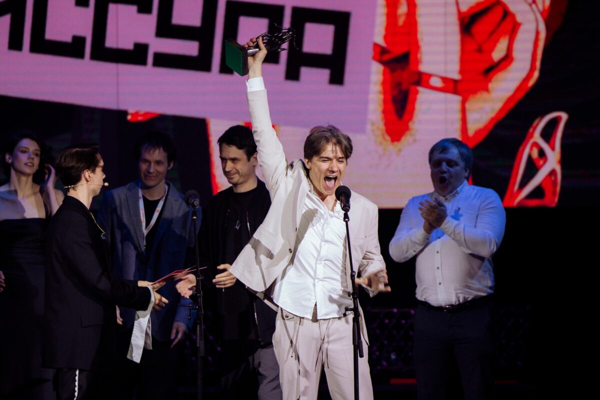 Арсений Московский получает главную награду Фестиваля молодого кино.