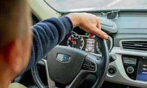 Водитель за рулем автомобиля