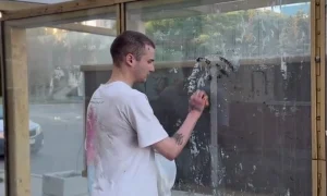 Нижнетагильский вандал оттирает остановку.