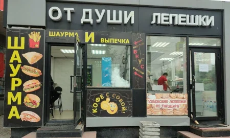 Опечатанное кафе «От Души» на улице Ильича 47 в Екатеринбурге после решения суда о закрытии на 60 суток