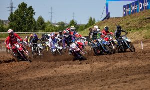 Гонщики на старте мототрассы в Каменске-Уральском во время этапа RGP MX
