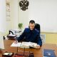 Следователь-криминалист за рабочим столом.