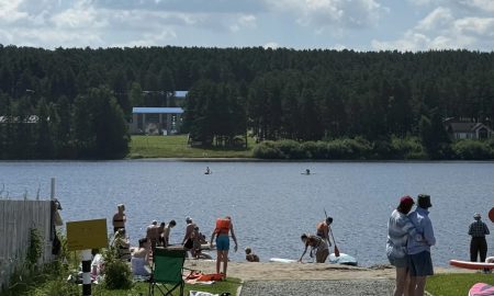Люди у реки
