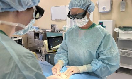 Хирурги делают операцию