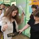 Учащихся проверяют ручным металлодетектором на входе в школу.