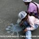 Дети рисуют на асфальте