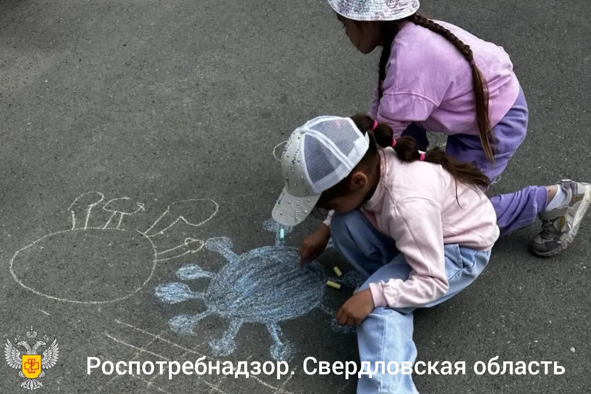 Дети рисуют на асфальте