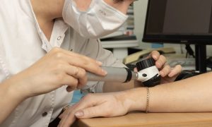 Врач осматривает пациента.