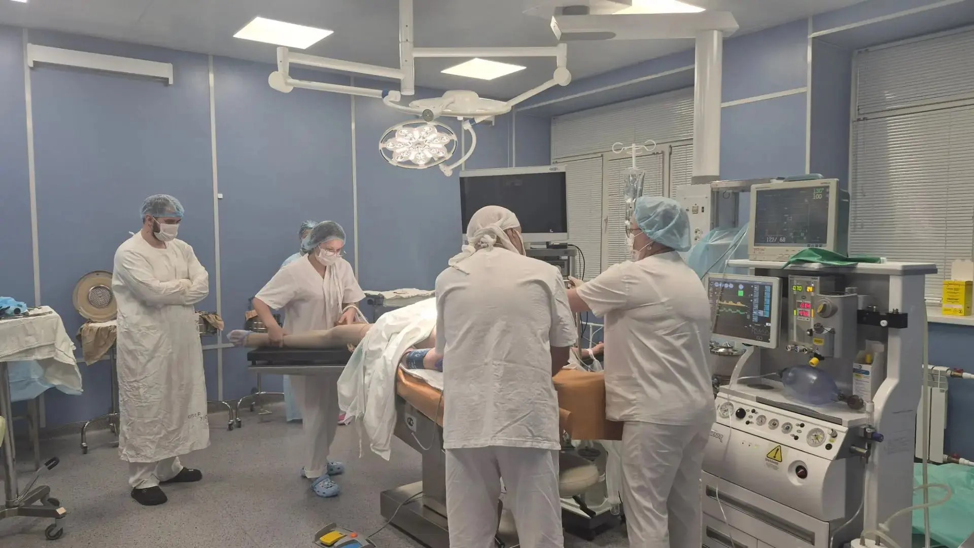 Врачи в операционной