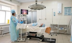 Врачи в операционной
