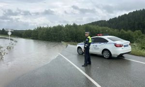 Перекрытие дороги в Свердловской области из-за паводка.