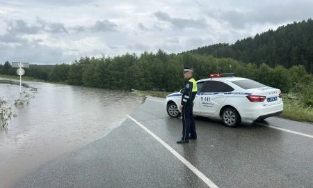 Перекрытие дороги в Свердловской области из-за паводка.