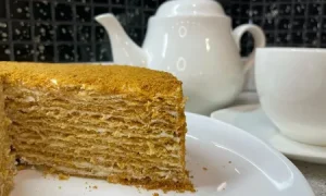 торт на блюдце