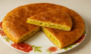 пирог с капустой на тарелке