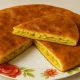 пирог с капустой на тарелке