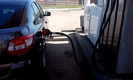 автомобиль на заправке