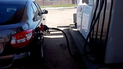 автомобиль на заправке