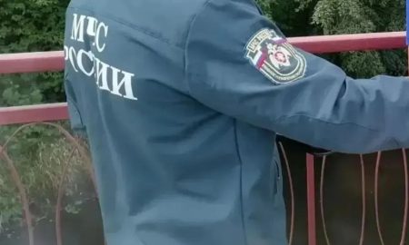 Сотрудник МЧС на работе