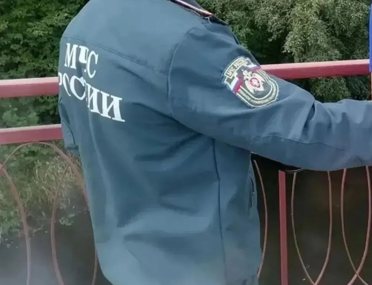 Сотрудник МЧС на работе