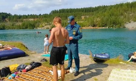 Сотрудник МЧС проводит беседу