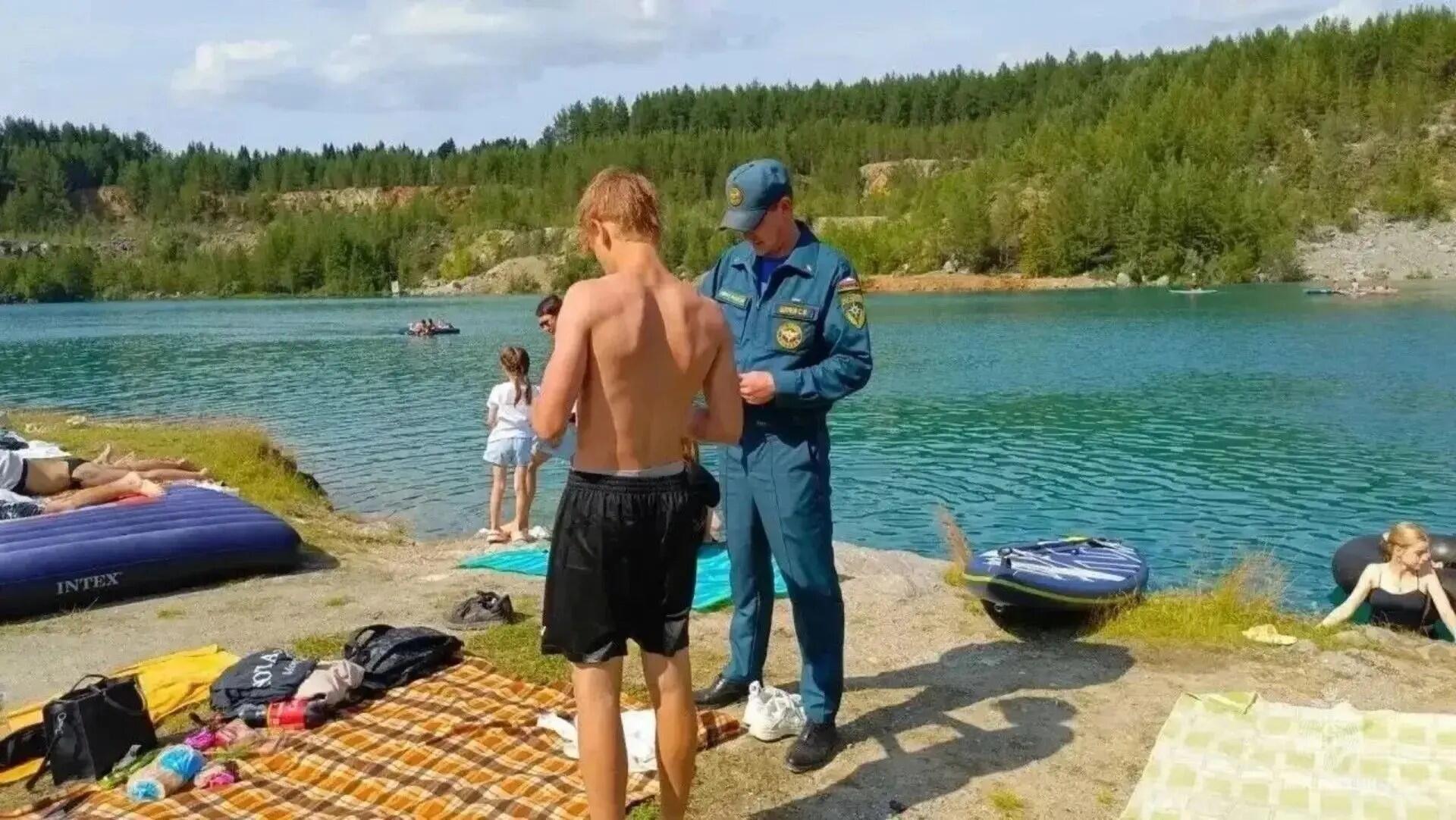 Сотрудник МЧС проводит беседу