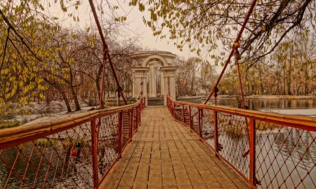 Мостик, ведущий к ротонде в Харитоновском саду в Екатеринбурге.