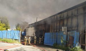 Сотрудники МЧС на пожаре
