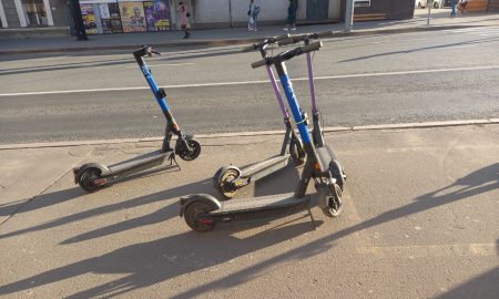 Самокаты на тротуаре