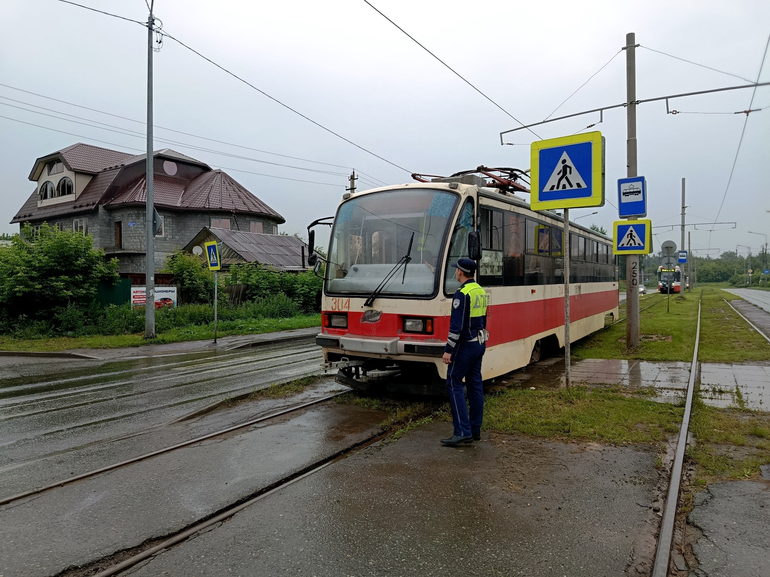 Сотрудник ГАИ на месте аварии