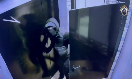 Подозреваемый в подъезде