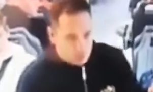 Мужчина в автобусе