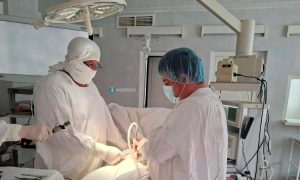 Врачи в операционной