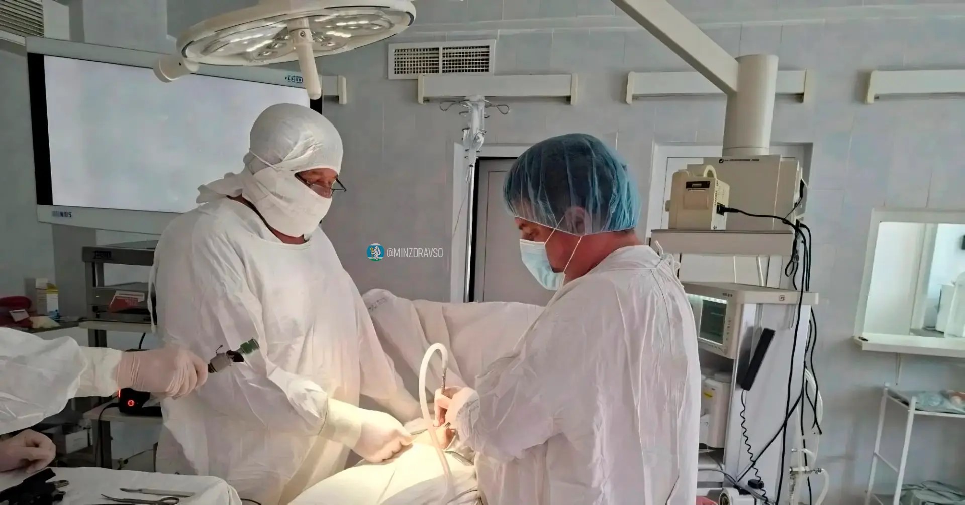 Врачи в операционной