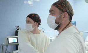 Врачи в операционной