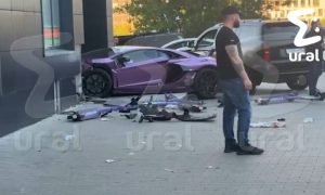 Автомобиль влетел в дом