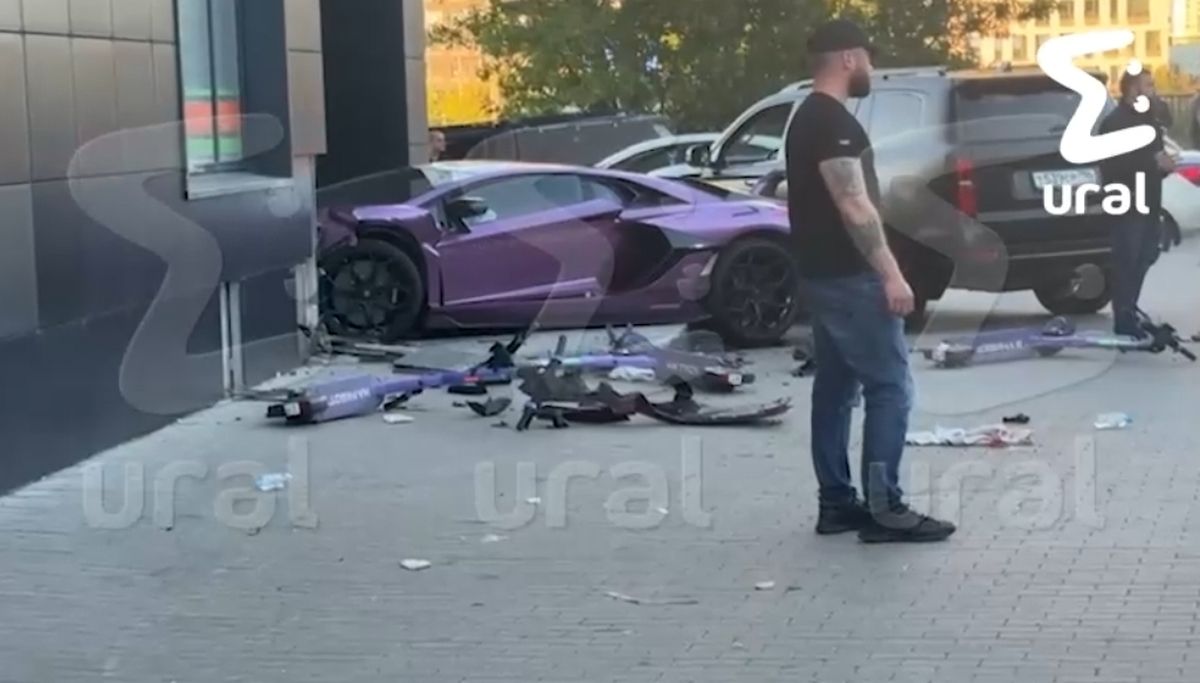 Автомобиль влетел в дом