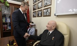 Вручение награды Спектору
