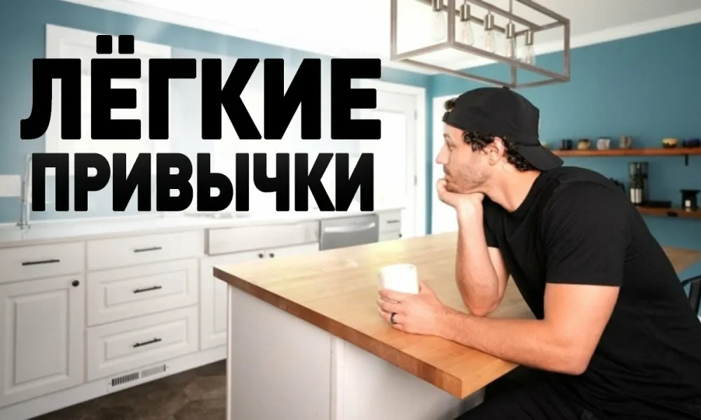 мужчина сидит за столом