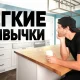 мужчина сидит за столом