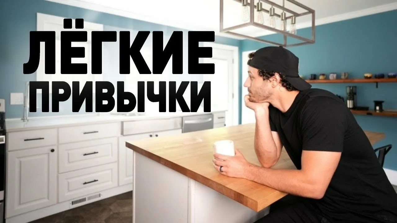 мужчина сидит за столом