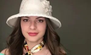 девушка в шляпе