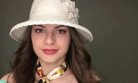 девушка в шляпе
