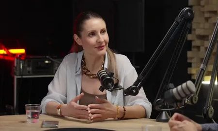 девушка с микрофоном
