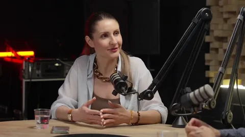 девушка с микрофоном