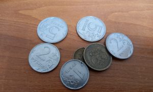 Монеты на столе