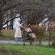 Мать с ребенком на прогулке