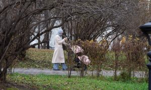 Девушка гуляет с коляской
