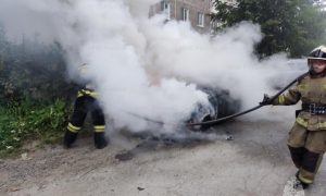 Огнеборцы тушат пожар