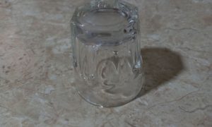 Рюмка на столе
